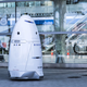Ilustración para el artículo titulado Un robot policía ignora un altercado en el centro comercial que vigilaba y sigue con su ronda